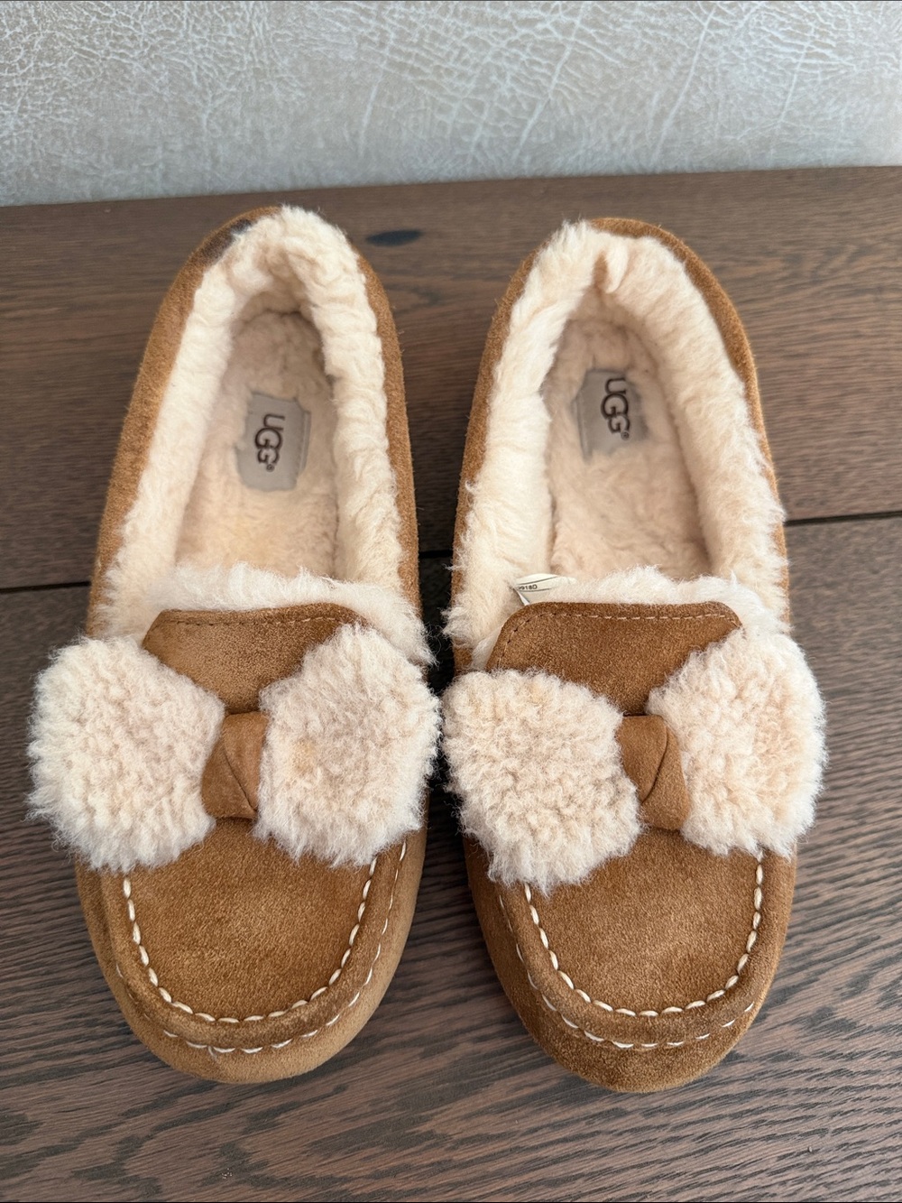 UGG Women’s Ansley Fur Bow Suede Slippers size 9